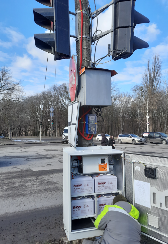 Universal singlephase uninterruptible power supplies based on solar